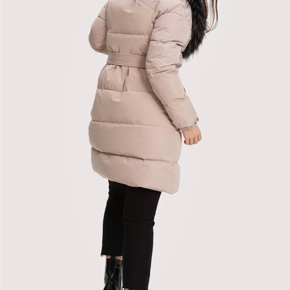 Woman’s Mid Length Parka - Picture 3 of 6
